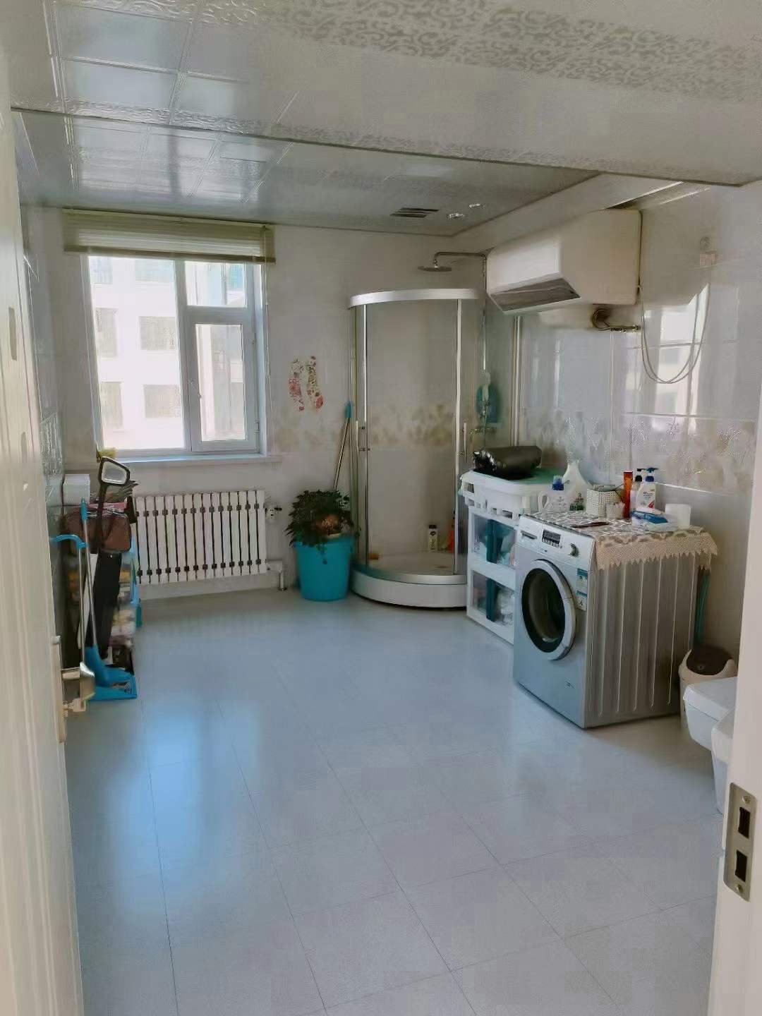房屋出租:新街基大世界7楼80平年租7千，两室一厅