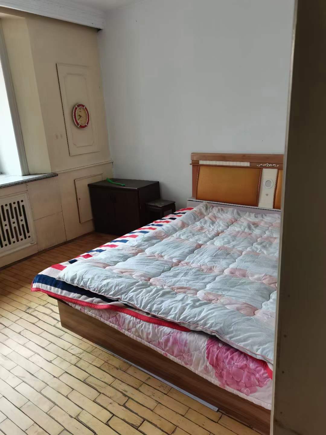 出租房屋新鹤B区2楼，72平，两室一厅，老式装修，电器都有，拎包入住年租8千